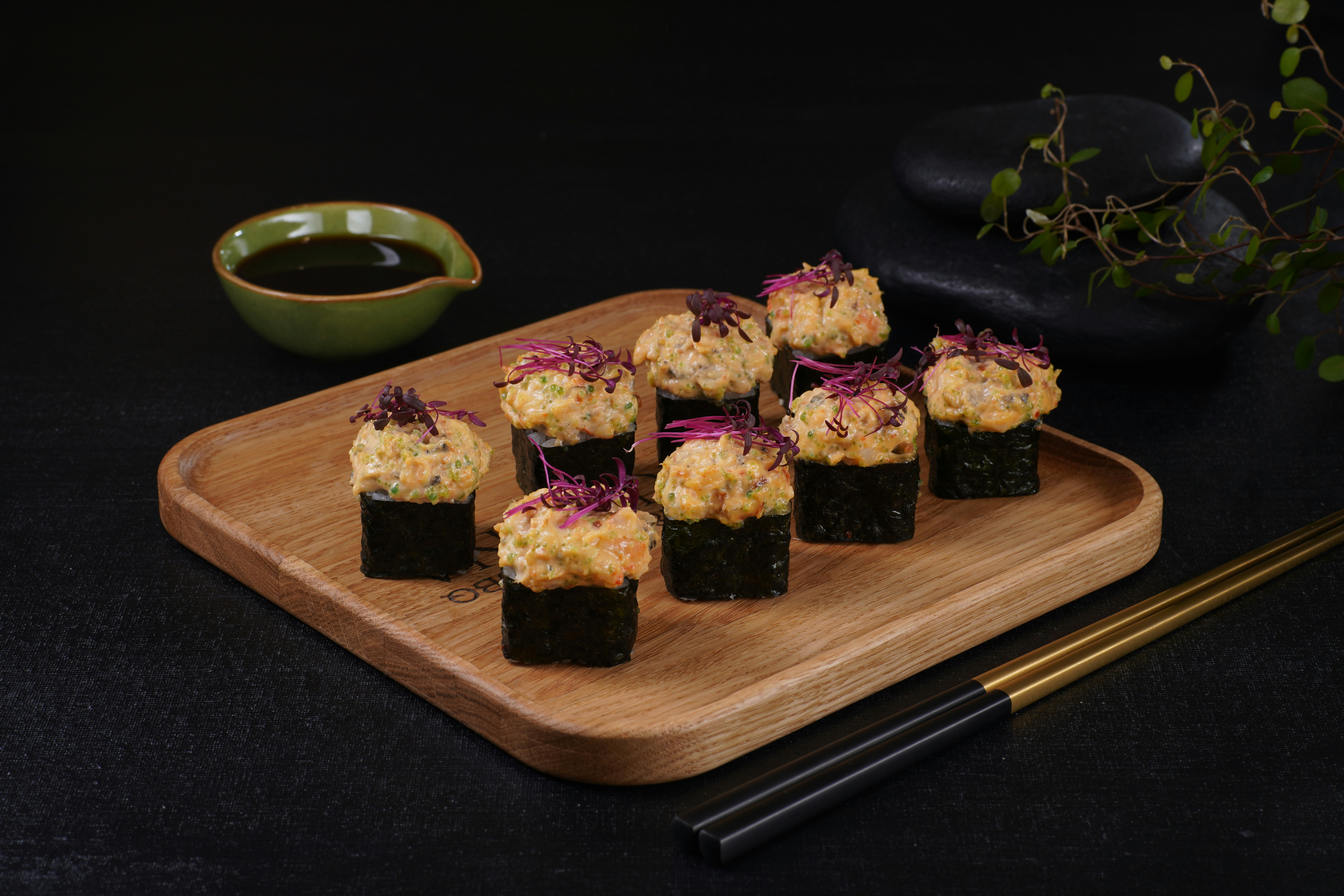 <span color-type="color" style="color: rgb(240, 231, 210); font-weight: 400;">SALMON MAKI</span>